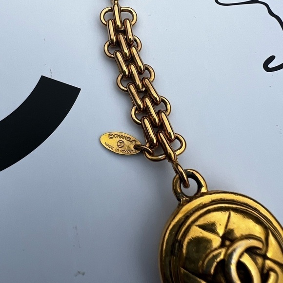 CHANEL VINTAGE CC MEDALLION GOLD CHAIN BAG CHARM / KEYCHAIN - Picture 3 of 7